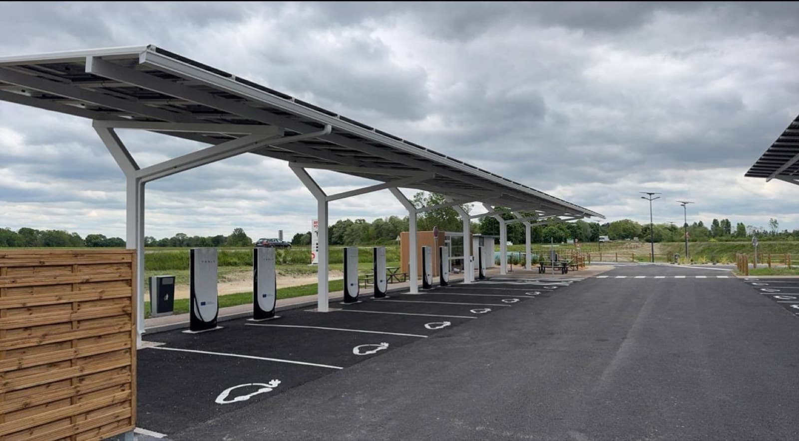 Borne de recharge pour véhicule électrique installée à domicile.
