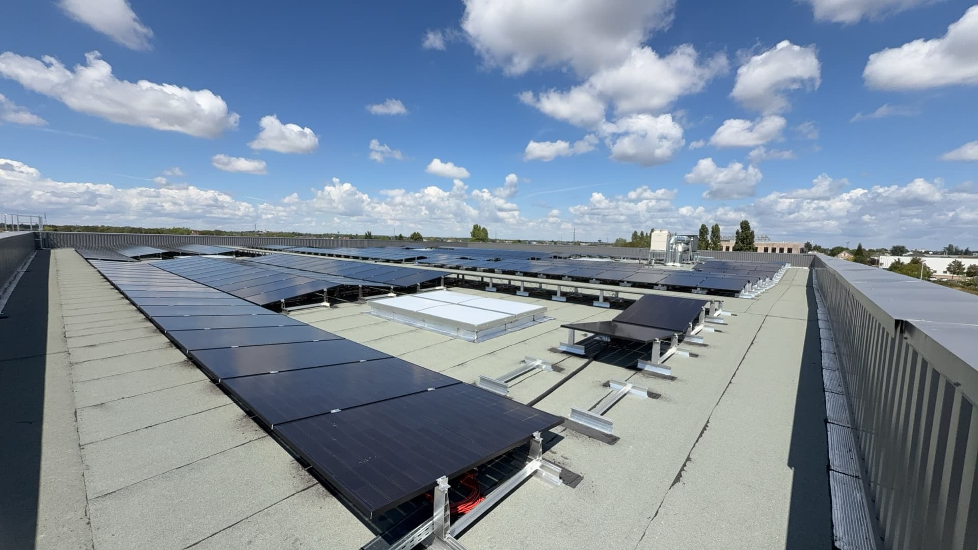 Panneaux photovoltaïques alignés sur une toiture résidentielle.